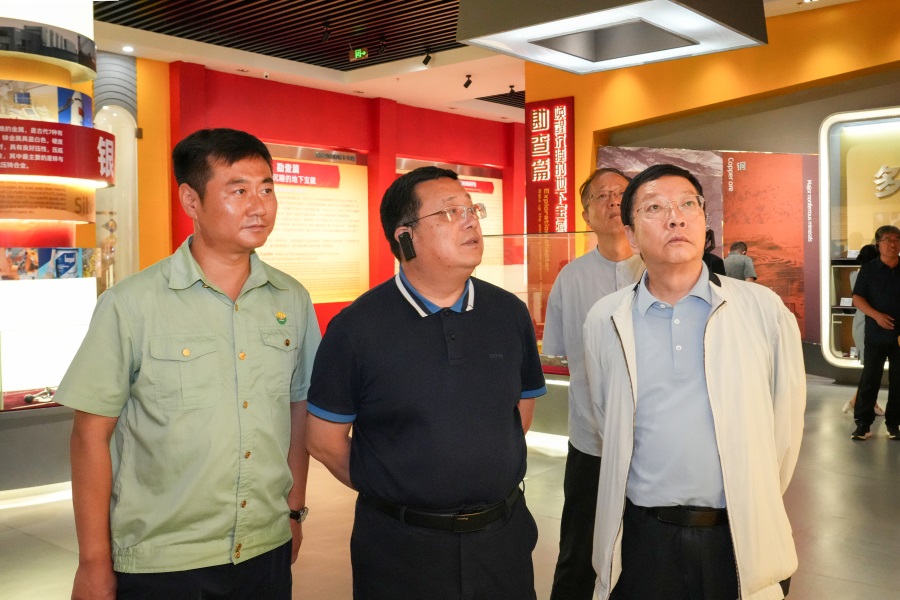 2024.06.23全國(guó)政協(xié)委員、 陜西省政協(xié)副主席、民建陜西省委會(huì)主委李忠民蒞臨金徽股份調(diào)研.jpg